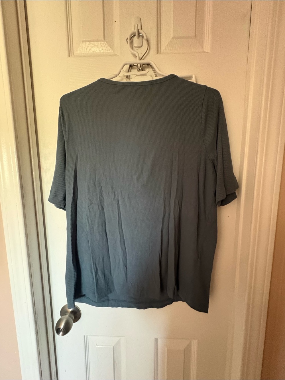 Reitmans Ribbed Scoop Neck Tee in Slate - Picture 3 of 6